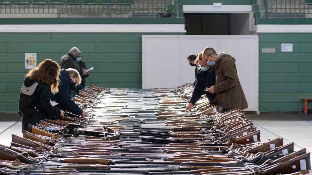 Coleccionistas en la búsqueda de las mejores armas de la subasta / LUIS MIGUEL AÑÓN (CG)