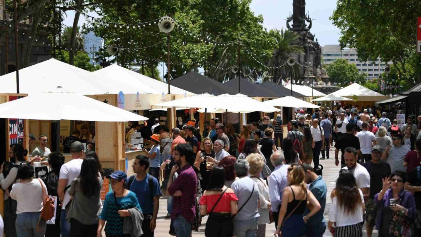 Paradas llenas de gente en la última edición de Tast a la Rambla, en 2019 / CEDIDA