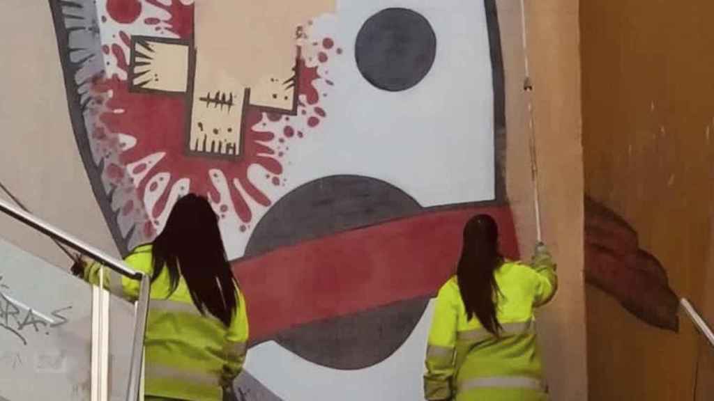 Operarios de limpieza borran un grafiti a favor de la libertad de expresión / KASAMUNTANYA