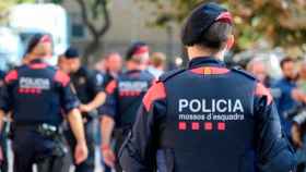 Un grupo de mossos durante un operativo / MOSSOS