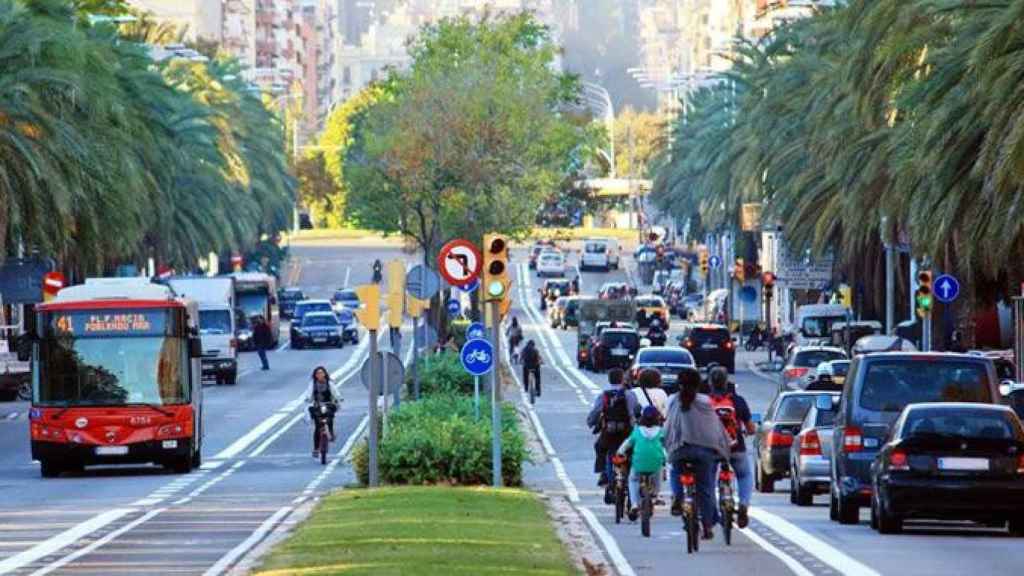 Uno de los carriles bici más concurridos de Barcelona, el de la calle Marina de la ciudad / EFE