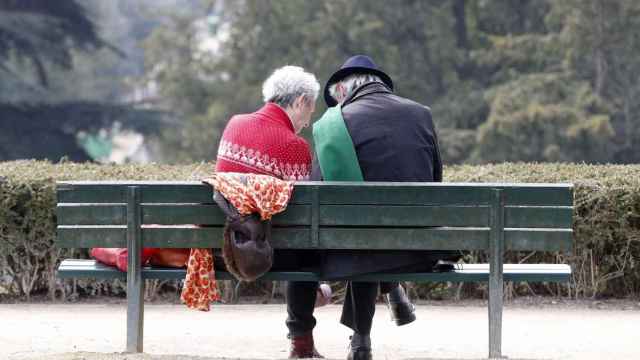 Dos abuelos en un banco / EUROPA PRESS