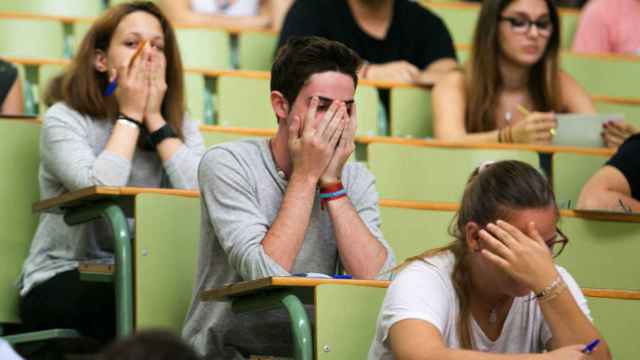Tres estudiantes españoles con las manos en la cara tras ver su examen / EFE