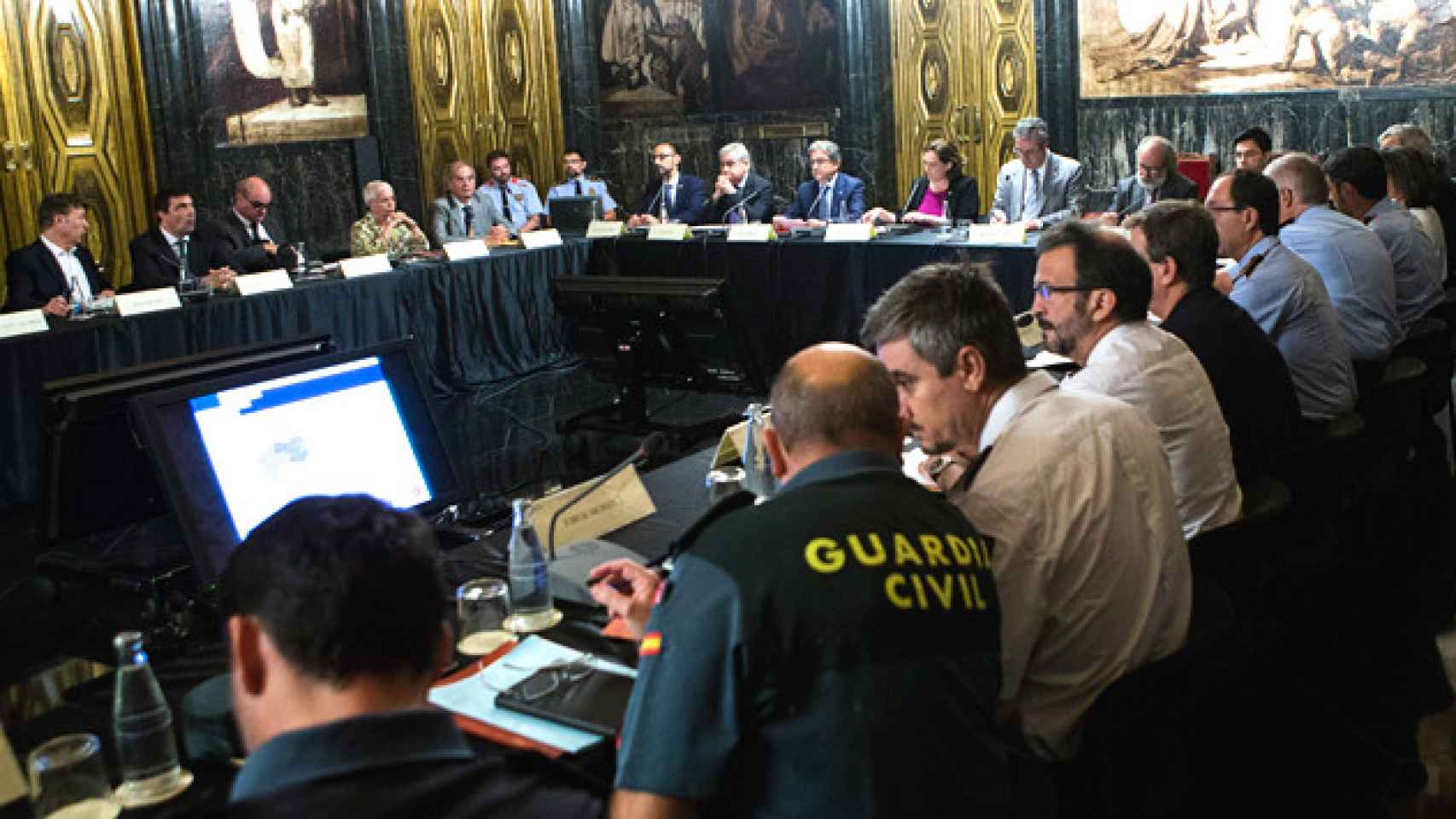 La alcaldesa de Barcelona, Ada Colau (c), el consejero de Interior, Joaquim Forn (a su derecha), y el delegado del Gobierno en Cataluña, Enric Millo (a su izquierda), presiden la junta de seguridad local de la ciudad / EFE