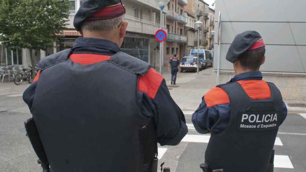 Los Mossos d'Esquadra atienden cada año más casos de estafas en pisos / EFE