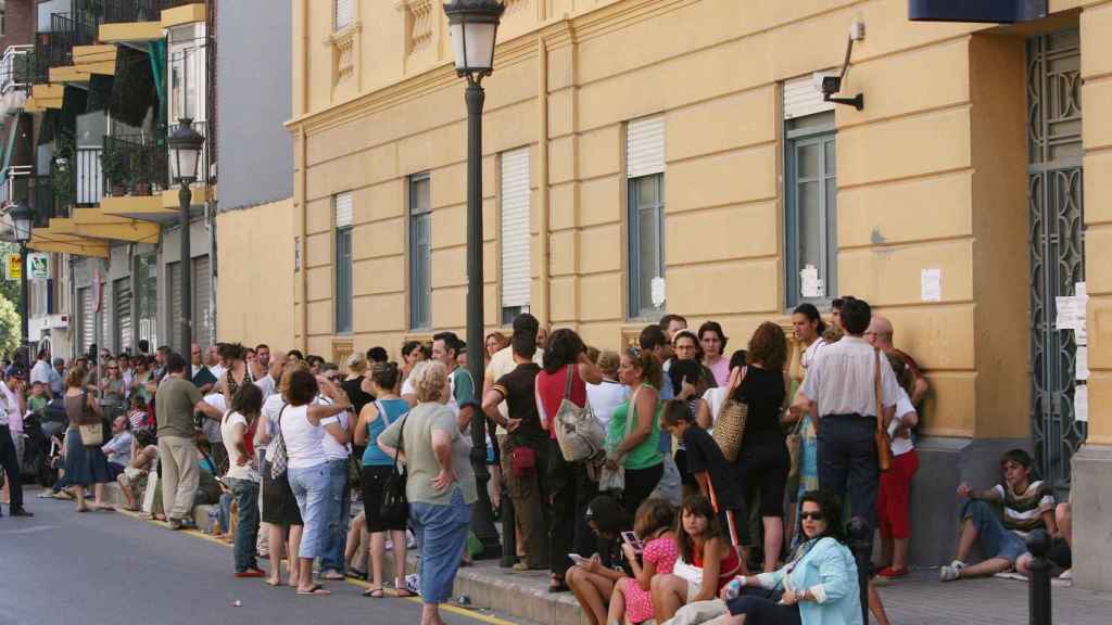 Las colas a las puertas de las comisarías para renovar el DNI son frecuentes desde hace meses / CG