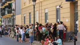 Las colas a las puertas de las comisarías para renovar el DNI son frecuentes desde hace meses / CG