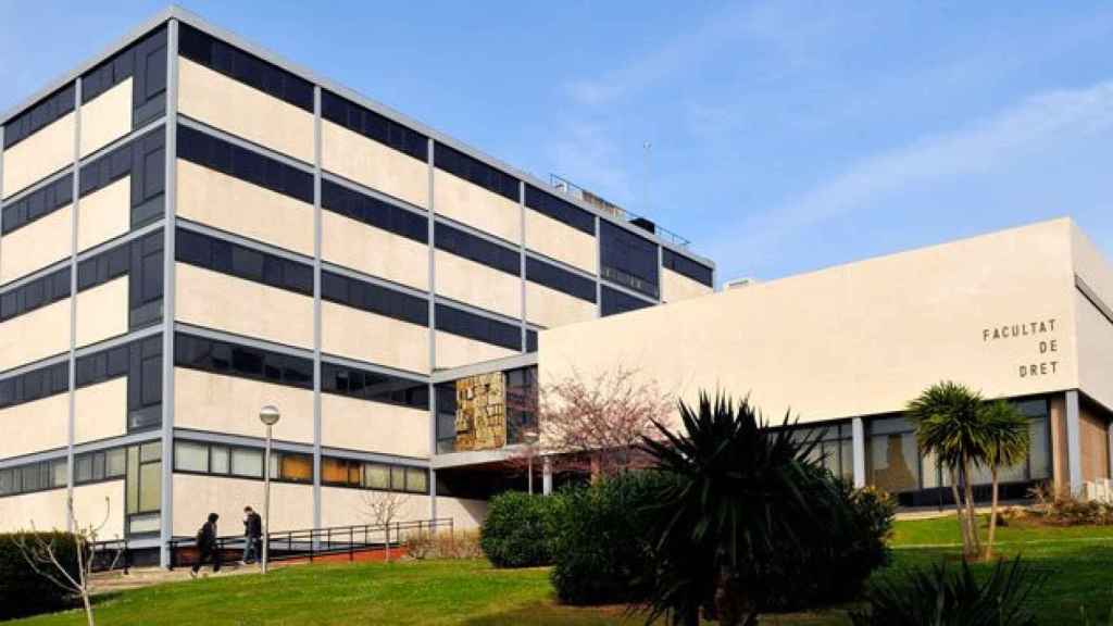 Fachada de la Facultad de Derecho de la Universidad de Barcelona.