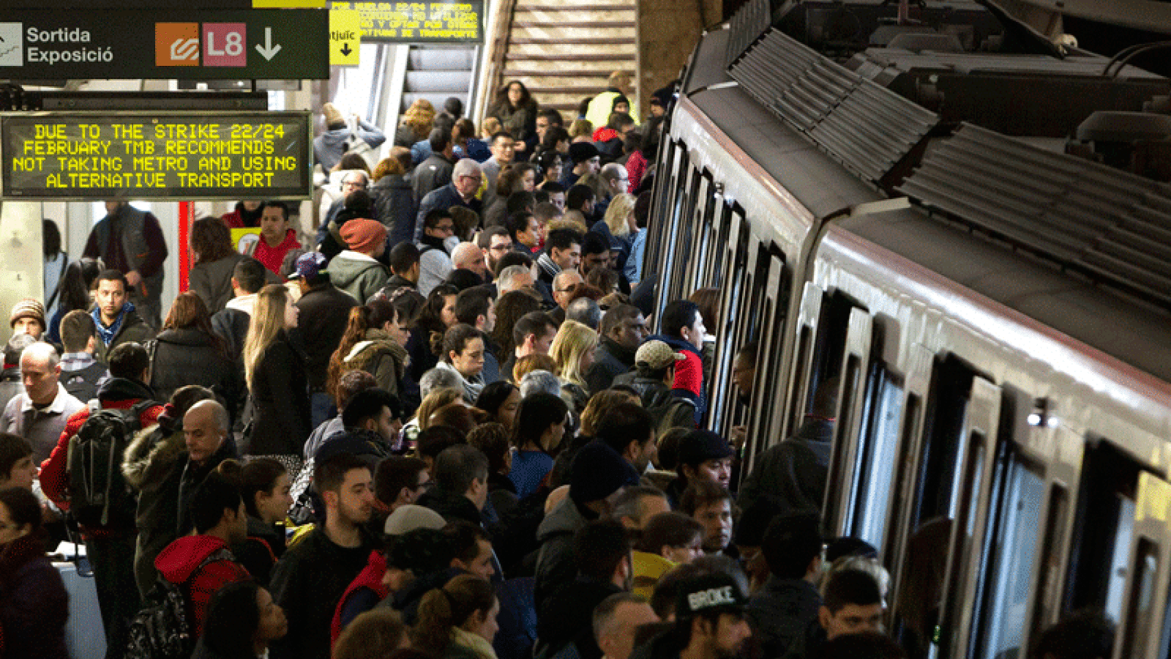 La estación de 'Espanya' de la L1 del Metro de Barcelona durante la huelga convocada en febrero, con motivo del Mobile World Congress.