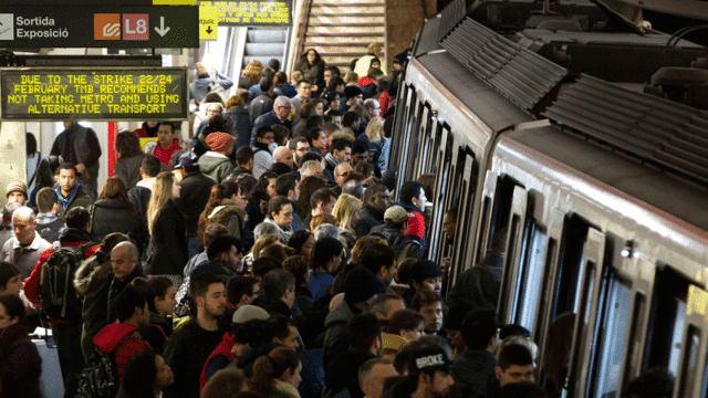 La estación de 'Espanya' de la L1 del Metro de Barcelona durante la huelga convocada en febrero, con motivo del Mobile World Congress.