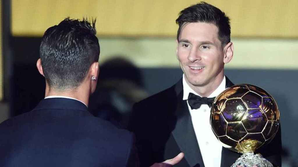 Leo Messi saluda a Cristiano Ronaldo (de espaldas) en la gala de la FIFA.