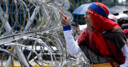 Una mujer reacciona durante una concentración de familiares de detenidos por el régimen de excepción, a las afueras del la Asamblea Legislativa, hoy en San Salvador (El Salvador) - EFE/Rodrigo Sura