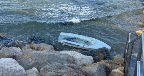 Un barco caído al mar en el Club Náutico de Tarragona / CG