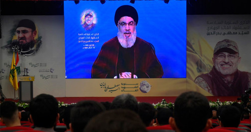 El secretario general de Hezbolá, Sayyed Hassan Nasrallah, pronuncia un discurso a través de una pantalla durante un mitin que marca el sexto aniversario del asesinato del difunto comandante militar de la Resistencia de Hezbolá, Mustafa Badreddine, en un suburbio a las afueras de Beirut (Líbano) - EFE/EPA/WAEL HAMZEH