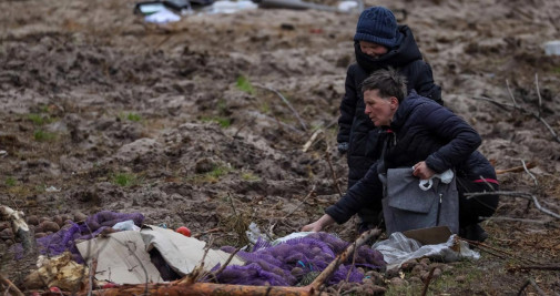 Una familia busca comida en Kiev, Ucrania / MIGUEL GUTIÉRREZ - EFE