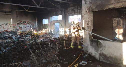 Interior de la nave okupada incendiada / BOMBERS