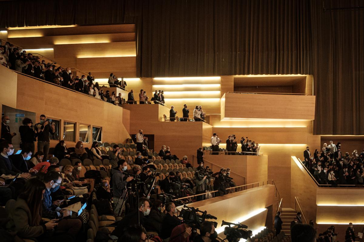 El auditorio aplaude al Rey tras su discurso en la entrega de despachos / PABLO MIRANZO