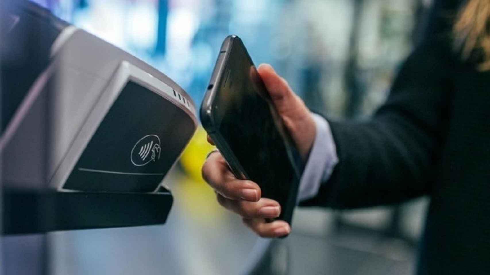 Un ciudadano realiza una operación utilizando un sistema de pago digital / EP