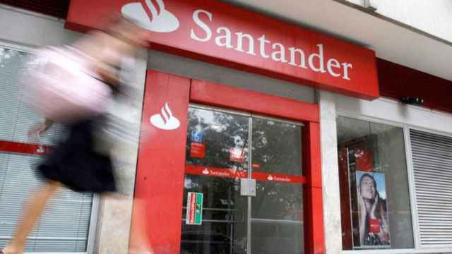 Imagen de una sucursal de Banco Santander, que explorará un ERE tras la integración de Banco Popular / EFE