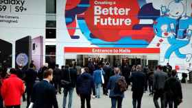 Entrada de los congresistas al MWC de Barcelona en el primer día de la feria en la ciudad / EFE