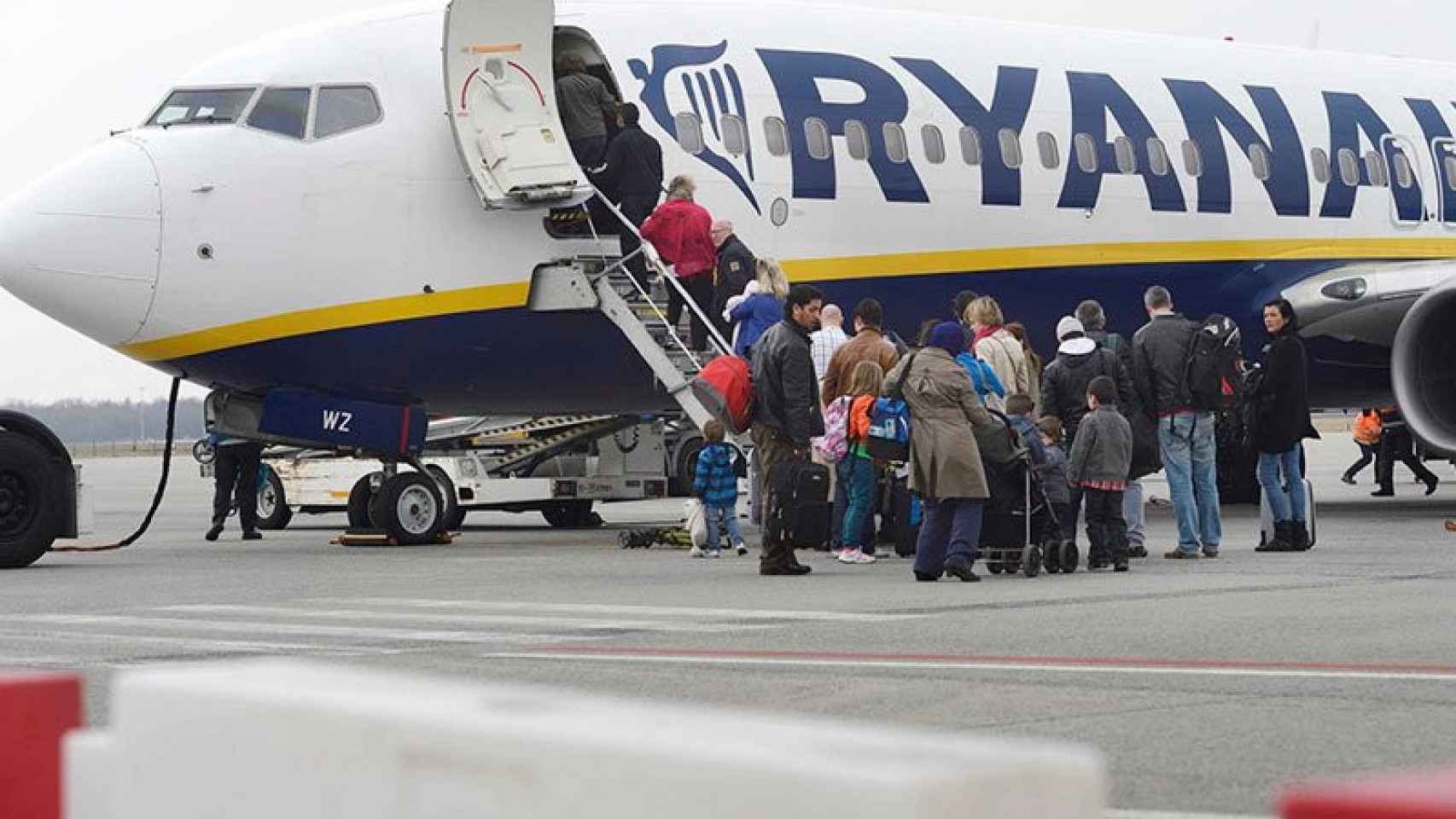 Los pasajeros embarcan en un avión de Ryanair en el aeropuerto de El Prat / EFE