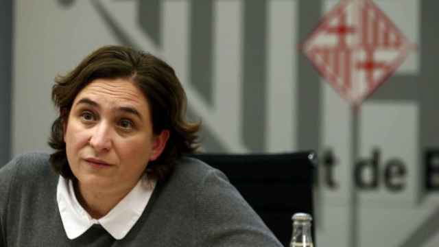 Ada Colau, alcaldesa de Barcelona, en una rueda de prensa en el ayuntamiento de la ciudad / EFE