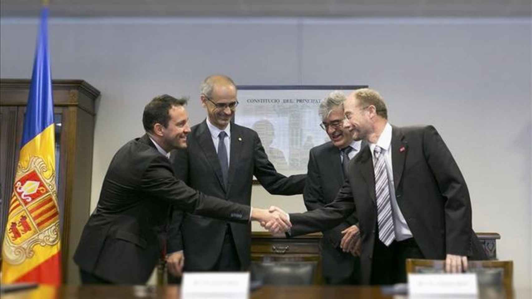 Los representantes del grupo mixto, Pere López (i) y Víctor Naudi (d), el jefe de Gobierno andorrano, Antoni Martí (2i), y el presidente de Demòcrates per Andorra, Ladislau Baró (2d), tras firmar el acuerdo en febrero / EFE