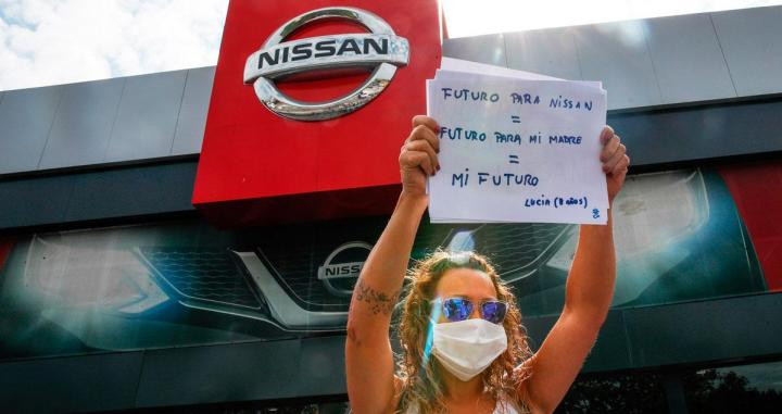 Una trabajadora de Nissan ante un concesionario de la marca automotriz en Granollers (Barcelona) / EFE