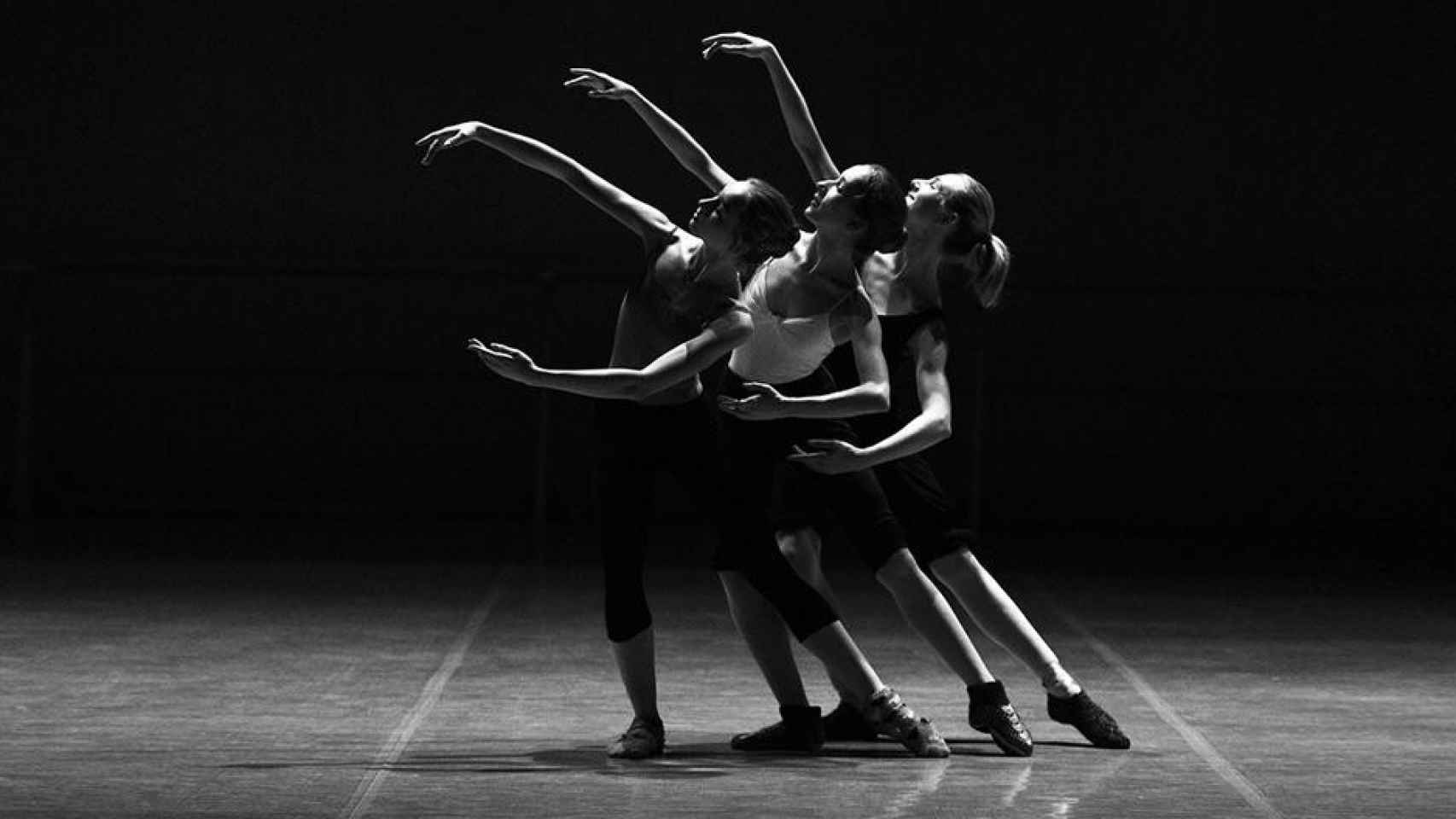 Tres mujeres practicando danza / PIXABAY