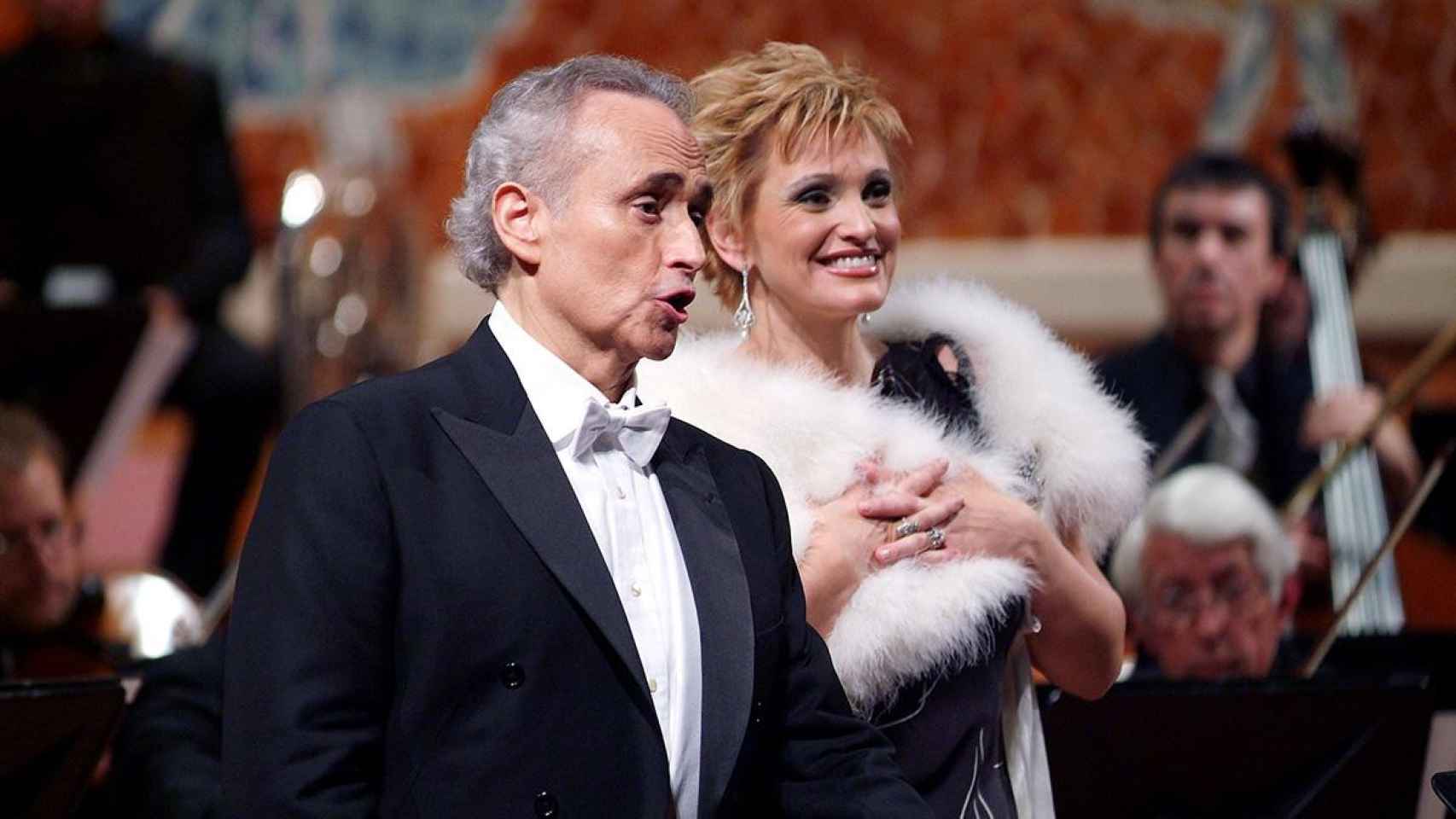 Una foto de archivo del dueto Ainhoa Arteta y Josep Carreras en un concierto