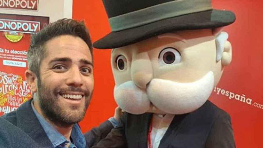 Roberto Leal con Mr. Monopoly en Fitur durante la votación de las ciudades que llenarán las casillas del juego / CG