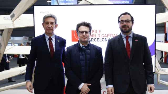 De izquierda a derecha: Francesc Fajula, director general de Mobile World Capital Barcelona; Manuel Szapiro, representante de la Comisión Europea en Barcelona, y Miguel Escassi, director de Políticas Públicas y Relaciones Institucionales de Google España / CEDIDA