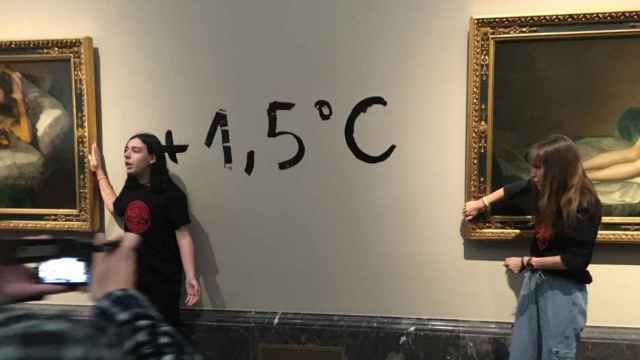 Activistas ecológicas se pegan al marco de los cuadros de 'Las Majas' de Goya en el Museo del Prado / EP