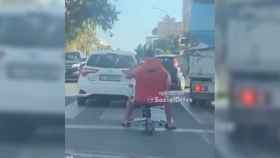 Un joven en patinete eléctrico sobre una silla de escritorio / REDES