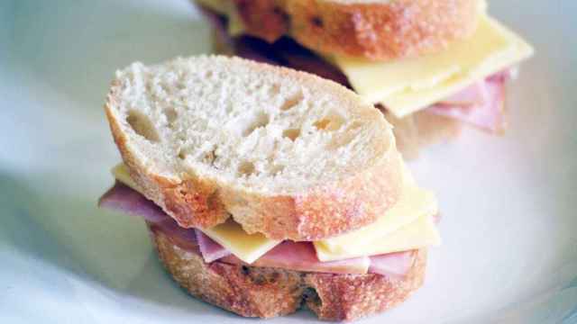 Imagen de archivo de un sándwich mixto de jamon queso / PIXABAY
