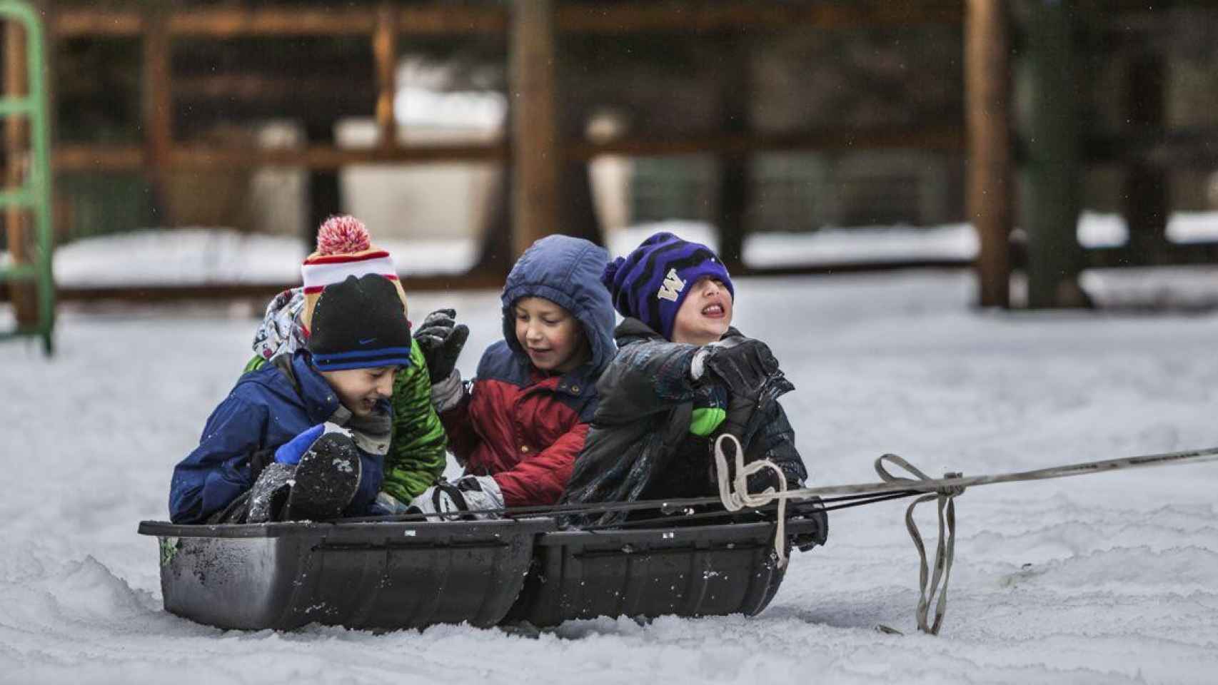 Niños disfrutando de un trineo en el jardín de nieve / UNSPLASH