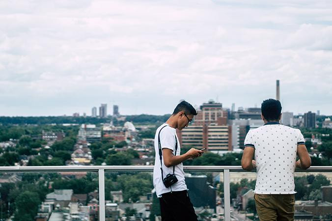 Joven mirando sus redes sociales / UNSPLASH