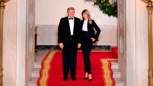 Donald Trump y Melania Trump en su último posado navideño desde la Casa Blanca /INSTAGRAM