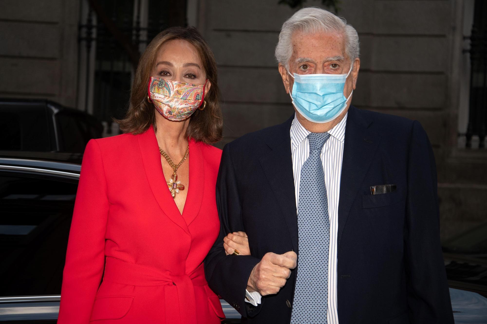 Mario Vargas Llosa, acompañado de Isabel Preysler, a su llegada al Instituto Cervantes / EP