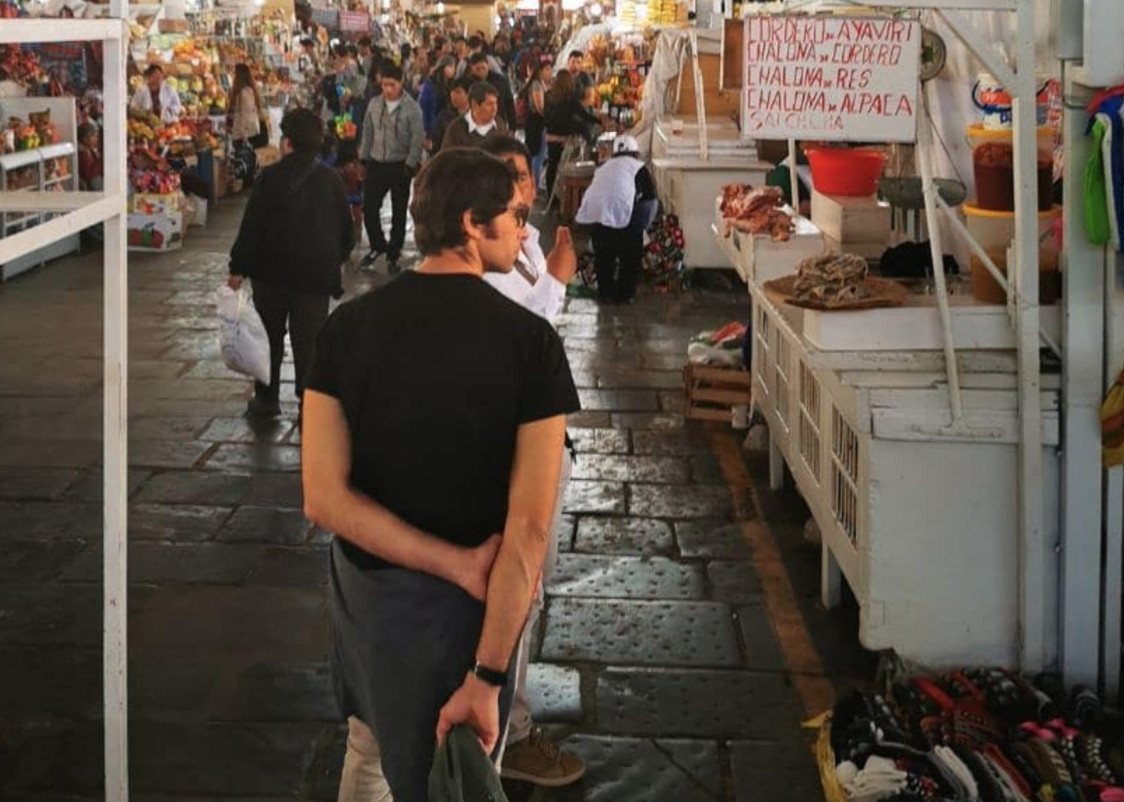 Cayetano Rivera paseando por uno de los mercadillos de Cuzco, en Perú / INSTAGRAM