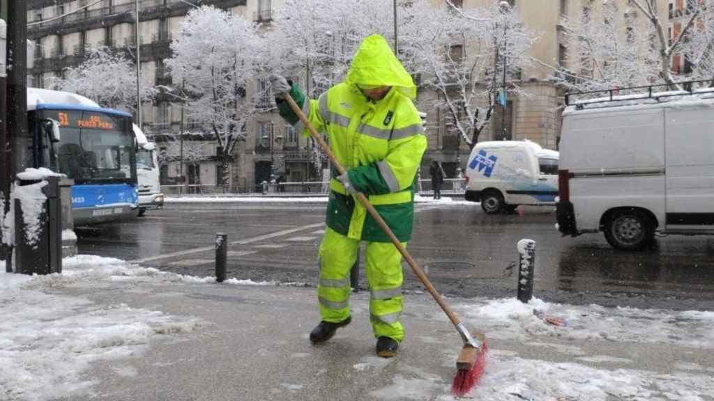 Imagen de archivo de un operario quitando la nieve en el temporal Filomena / EP