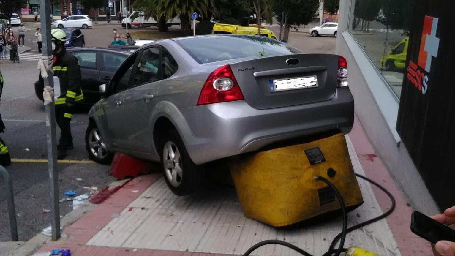 Así quedó el vehículo tras la intervención de los bomberos / TWITTER