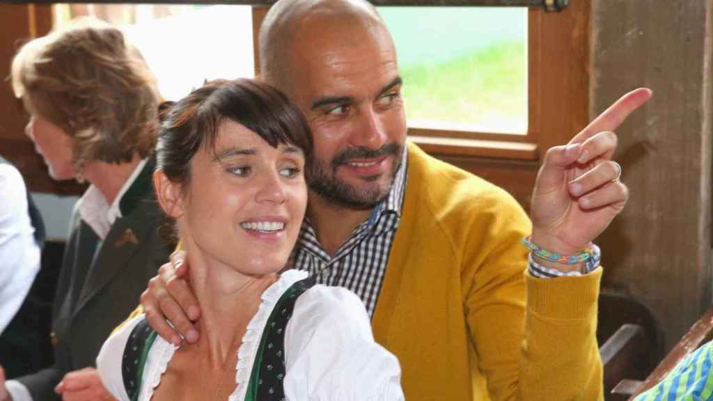 Pep Guardiola disfruta de un almuerzo con su mujer