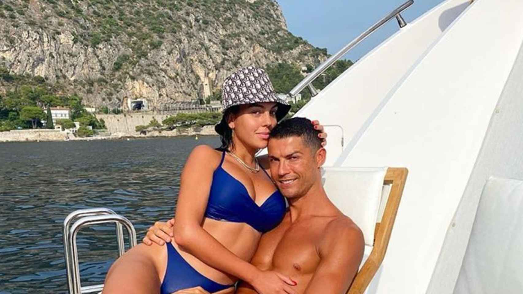 georgina rodríguez y cristiano ronaldo toman el sol en el barco