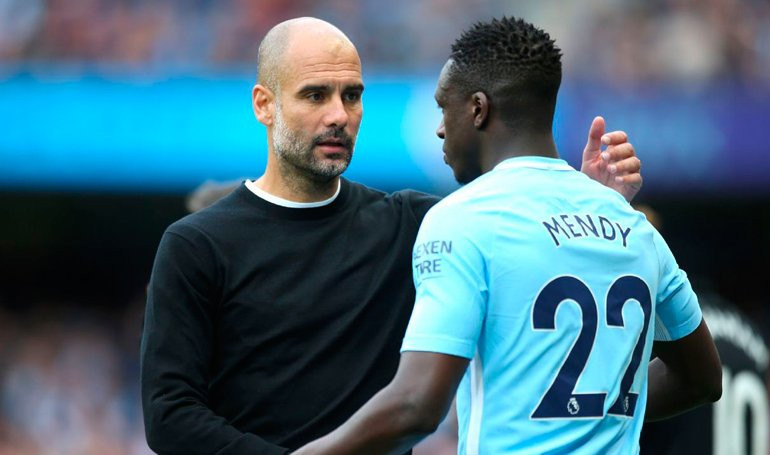 Pep Guardiola junto a Benjamin Mendy / EFE