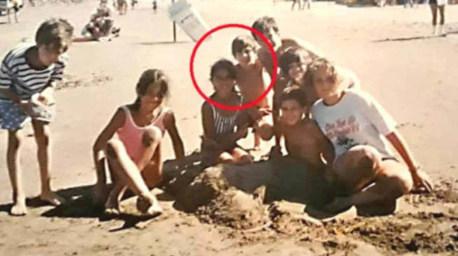 Messi y Antonella de pequeños en la playa