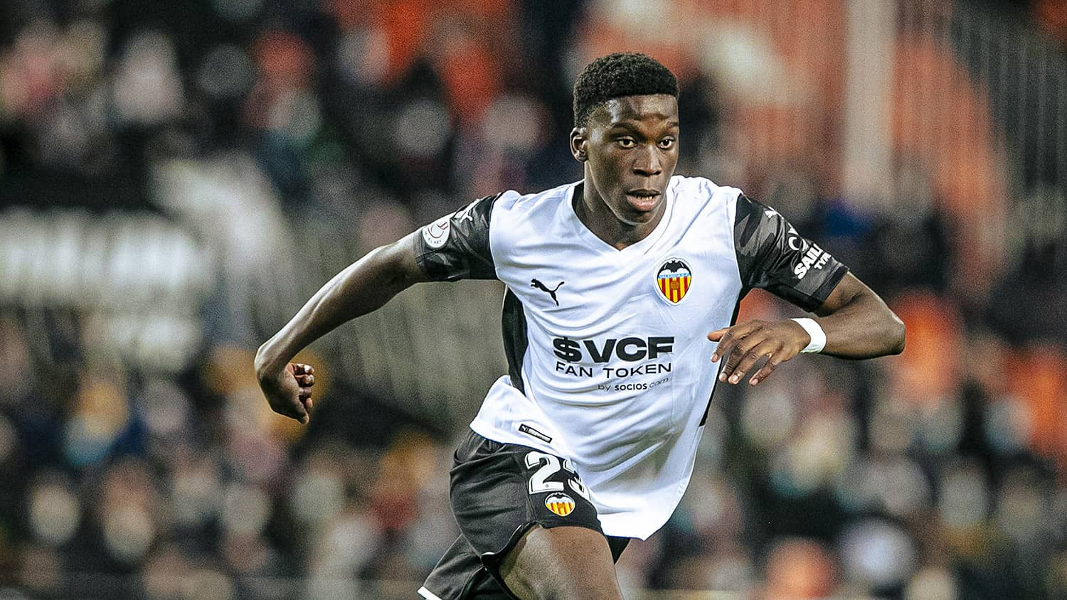 Ilaix Moriba, en un partido de esta temporada con el Valencia, tendrá un tenso reencuentro contra el Barça en Mestalla / VCF