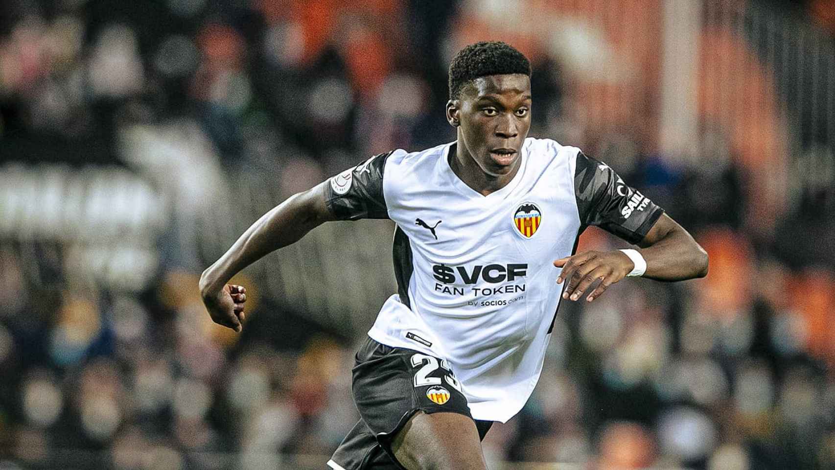 Ilaix Moriba, en un partido de esta temporada con el Valencia, tendrá un tenso reencuentro contra el Barça en Mestalla / VCF