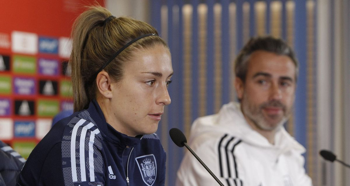 Alexia Putellas, junto a Jorge Vilda, en una rueda de prensa de la selección femenina / EFE