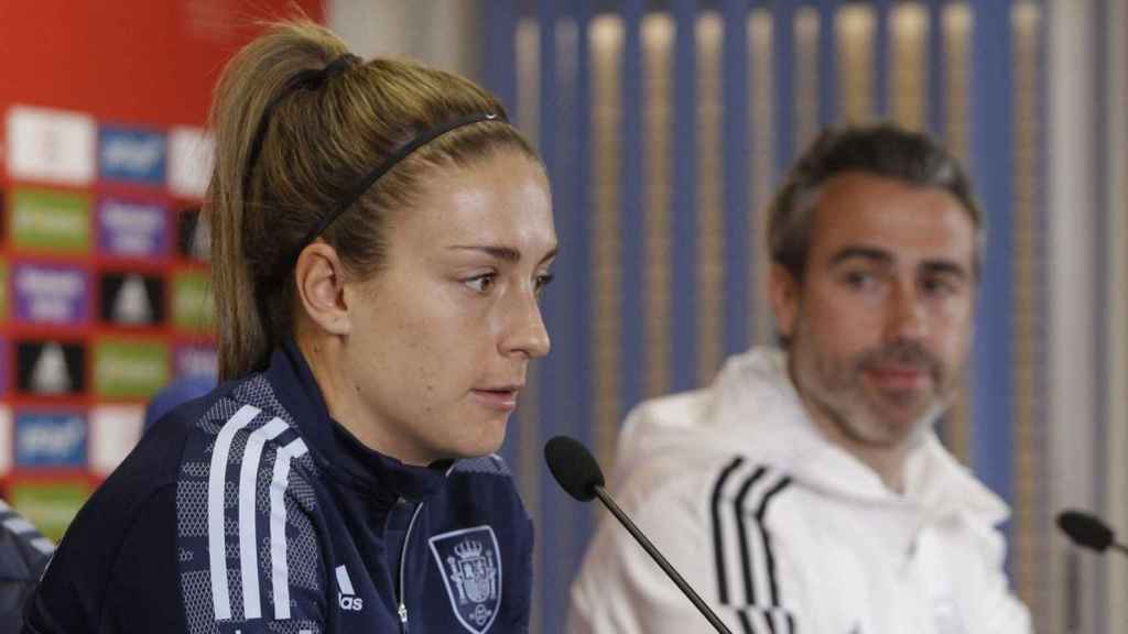 Alexia Putellas, junto a Jorge Vilda, en una rueda de prensa de la selección femenina / EFE